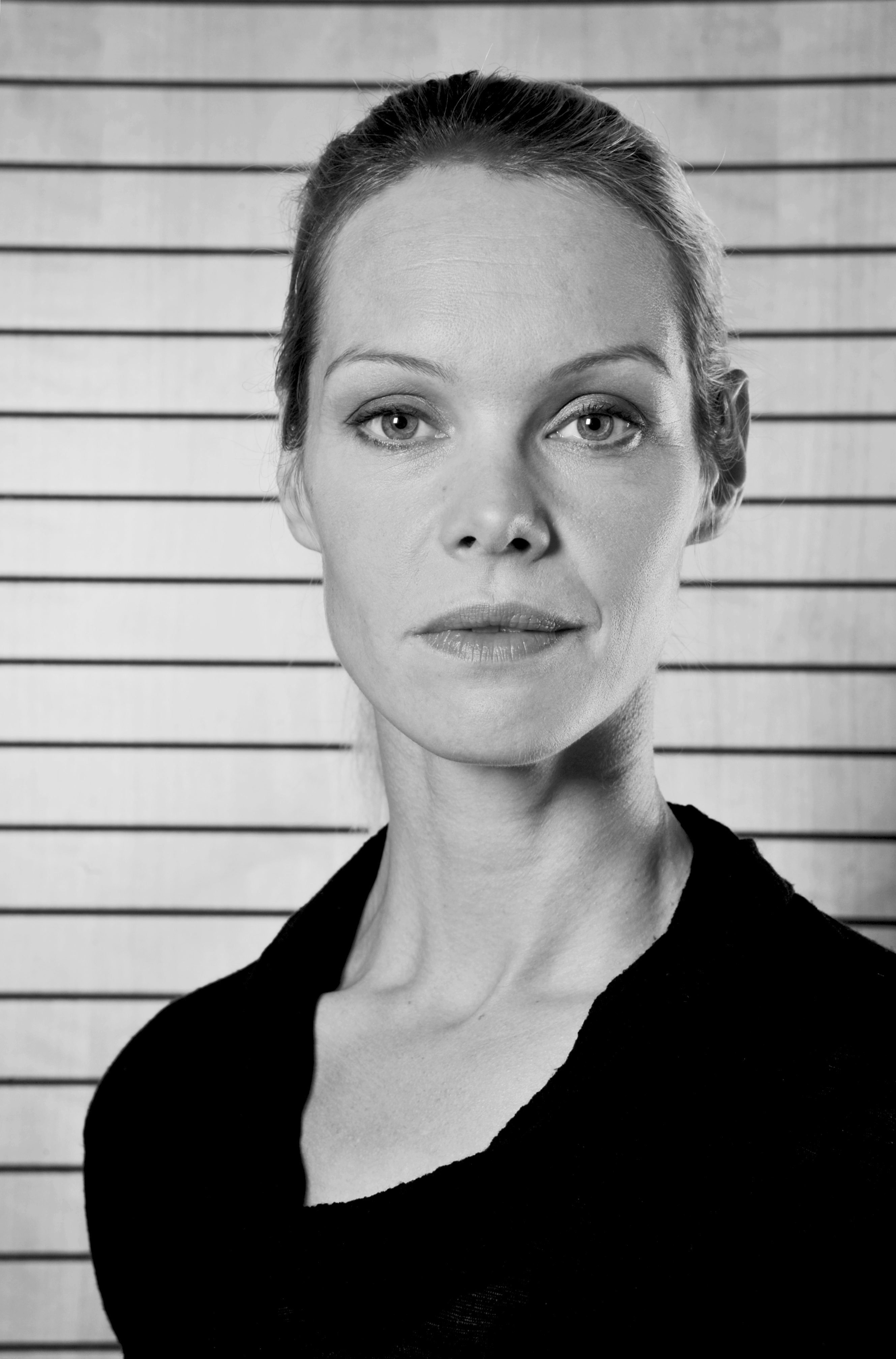 Mona Petri ist als Karin Geiser in sechs Folgen unter der Regie von Chris Niemeyer, Katalin Gödrös und Tom Gerber mit dabei. Produziert wird das Format von ... - Petri_Mona_03